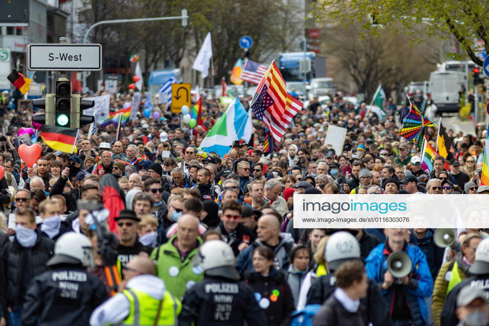 Demonstration von Querdenken 711 in Stuttgart 03.04.2021 Unter dem Motto: Das Jahr der Freiheit - Grundrechte sind nicht verhandelbar. demonstrieren Anhänger der Querdenken-Bewegung in Stuttgart. Gegendemonstranten versuchen auf Fahrrädern und zu Fuß die Demonstrationen zu blockieren.
