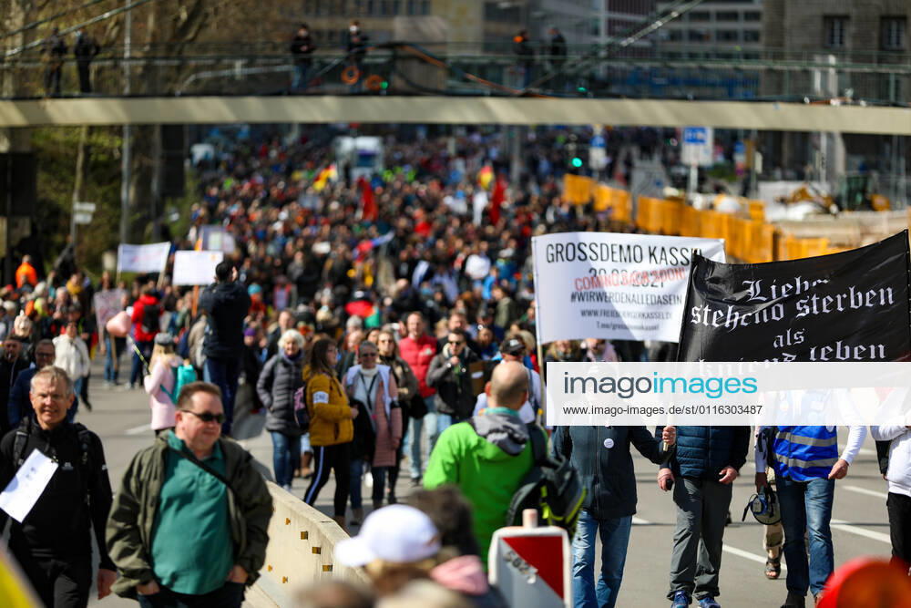 Demonstration gegen Corona Auflagen in Stuttgart 03.04.2021 Stuttgart Teilnehmer bei einer Kundgebung gegen die Corona Auflagen in vor dem Hauptbahnhof in der Stuttgarter Innenstadt. Kassel Hessen Deutschland