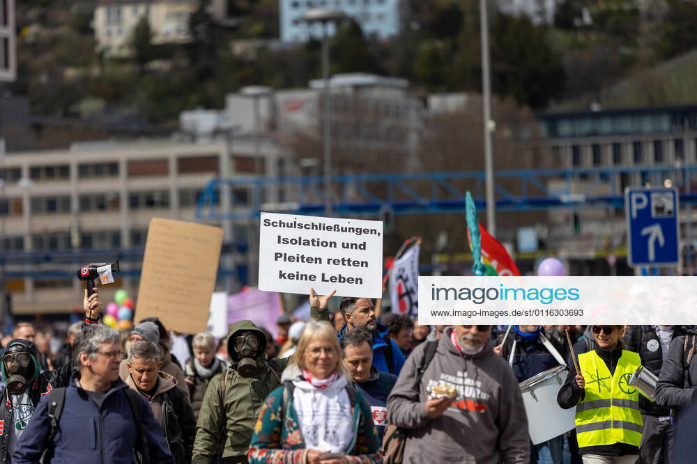 Stuttgart Querdenken 711: Demo auf Cannstatter Wasen, Stuttgart, 03.04.2021, Querdenken 711: Demo auf Cannstatter Wasen, Stuttgart, Demonstranten mit Plakate, 03.04.2021,