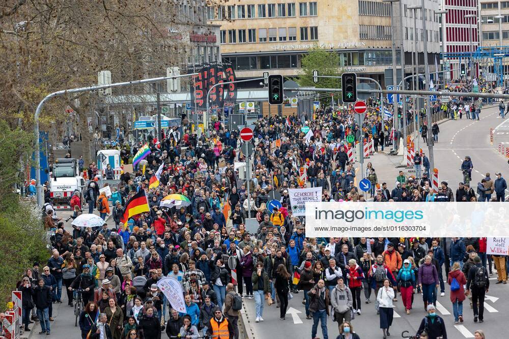 Stuttgart Querdenken 711: Demo auf Cannstatter Wasen, Stuttgart, 03.04.2021, Querdenken 711: Demo auf Cannstatter Wasen, Stuttgart, Demonstranten mit Plakate, 03.04.2021,