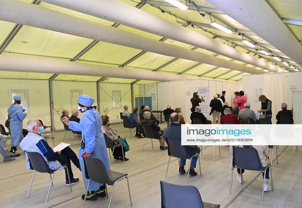 Varese, Italy Defense Minister Lorenzo Guerini inaugurates a new vaccination center in Varese In the photo: vaccinations with health personnel