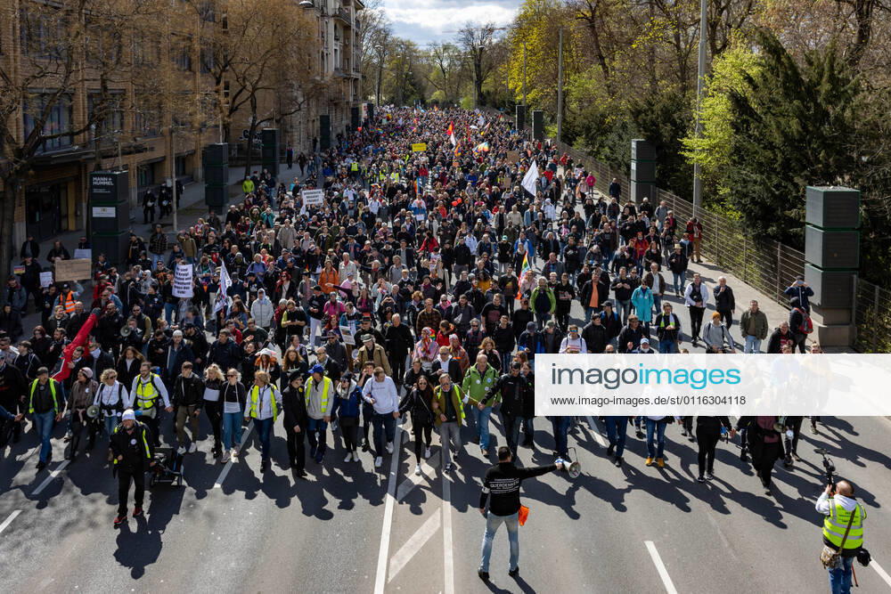 Demonstration von Querdenken 711 in Stuttgart 03.04.2021 Unter dem Motto: Das Jahr der Freiheit - Grundrechte sind nicht verhandelbar. demonstrieren Anhänger der Querdenken-Bewegung in Stuttgart. Gegendemonstranten versuchen auf Fahrrädern und zu Fuß die Demonstrationen zu blockieren.