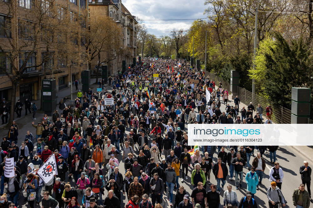 Demonstration von Querdenken 711 in Stuttgart 03.04.2021 Unter dem Motto: Das Jahr der Freiheit - Grundrechte sind nicht verhandelbar. demonstrieren Anhänger der Querdenken-Bewegung in Stuttgart. Gegendemonstranten versuchen auf Fahrrädern und zu Fuß die Demonstrationen zu blockieren.