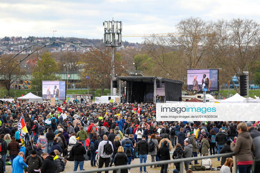 Demonstration gegen Corona Auflagen in Stuttgart 03.04.2021 Stuttgart Teilnehmer bei einer Kundgebung gegen die Corona Auflagen auf dem Cannstatter Wasen in Stuttgart. Kassel Hessen Deutschland