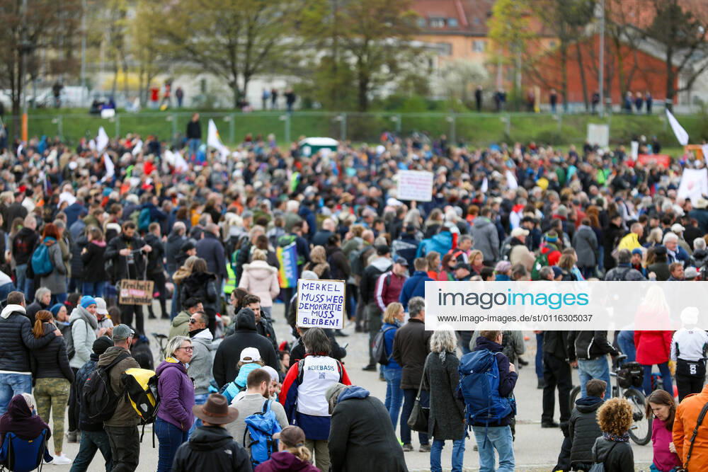 Demonstration gegen Corona Auflagen in Stuttgart 03.04.2021 Stuttgart Teilnehmer bei einer Kundgebung gegen die Corona Auflagen auf dem Cannstatter Wasen in Stuttgart. Kassel Hessen Deutschland