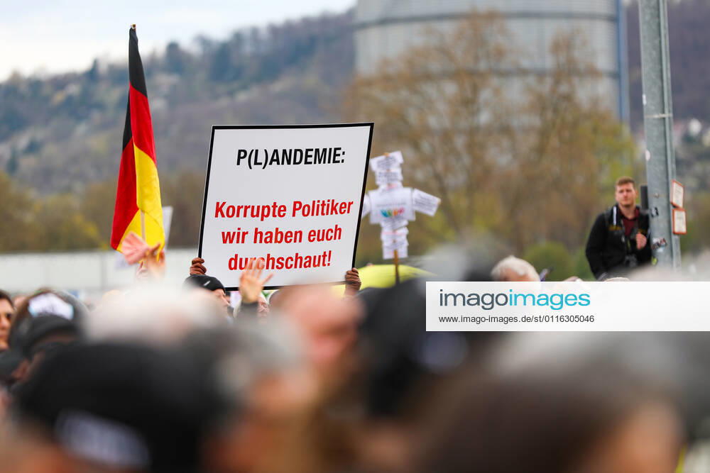 Demonstration gegen Corona Auflagen in Stuttgart 03.04.2021 Stuttgart Teilnehmer bei einer Kundgebung gegen die Corona Auflagen auf dem Cannstatter Wasen in Stuttgart. Kassel Hessen Deutschland