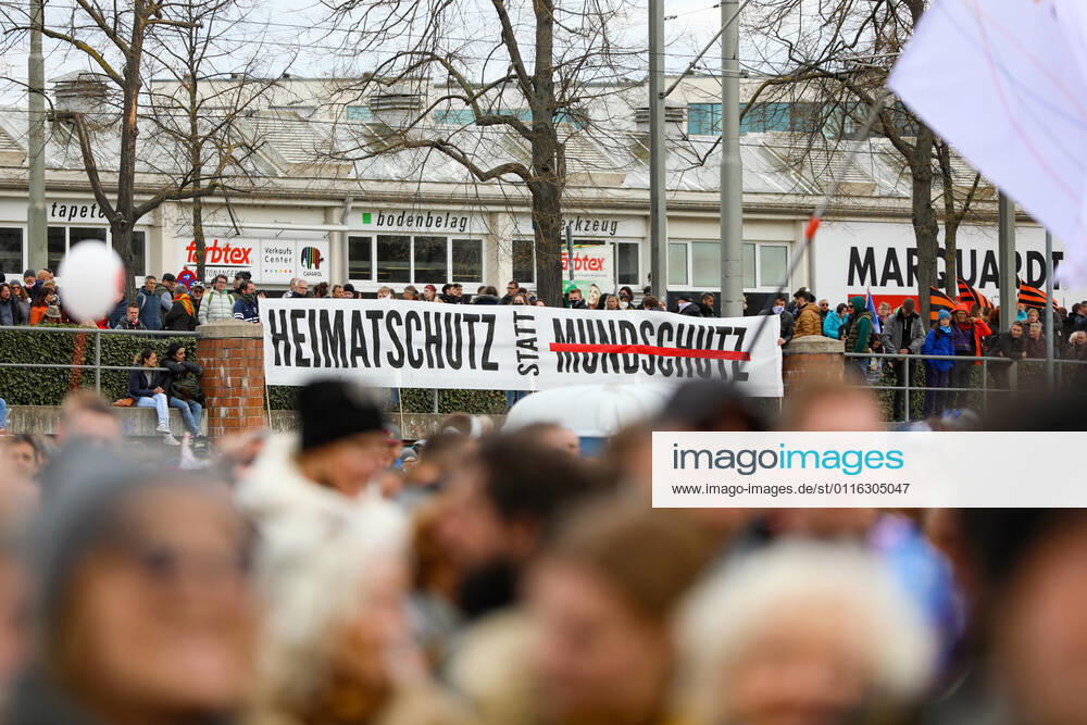 Demonstration gegen Corona Auflagen in Stuttgart 03.04.2021 Stuttgart Teilnehmer bei einer Kundgebung gegen die Corona Auflagen auf dem Cannstatter Wasen in Stuttgart. Teilnehmer haben am Rand ein Plakat mit der Aufschrift HEIMATSCHUTZ STATT MUNDSCHUTZ entrollt. Kassel Hessen Deutschland