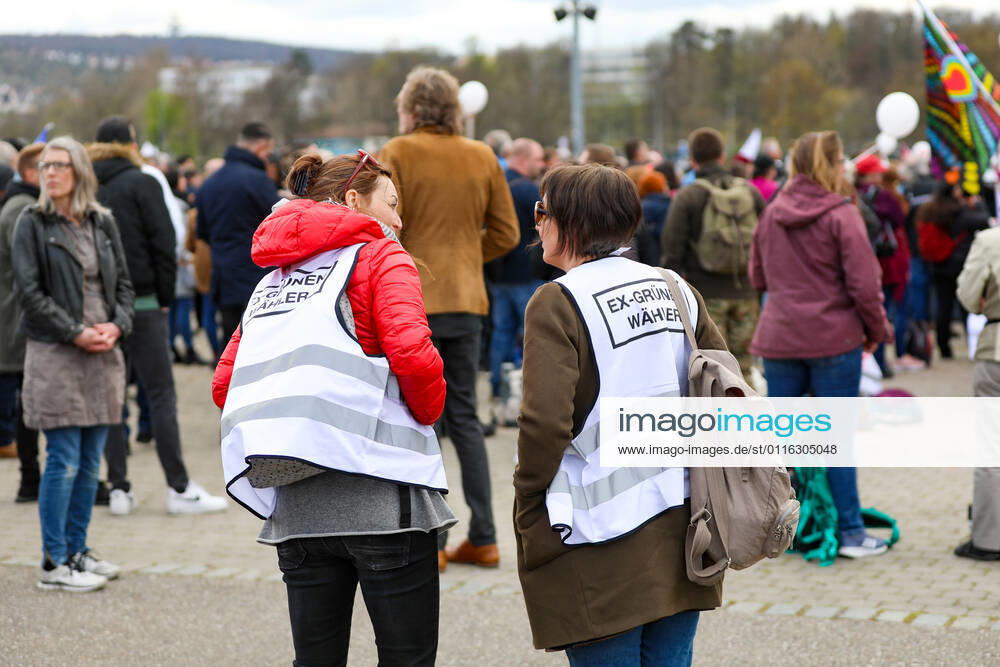 Demonstration gegen Corona Auflagen in Stuttgart 03.04.2021 Stuttgart Teilnehmer bei einer Kundgebung gegen die Corona Auflagen auf dem Cannstatter Wasen in Stuttgart. Teilnehmer tragen Westen mit der Aufschrift EX-GRÜNE WÄHLER. Kassel Hessen Deutschland