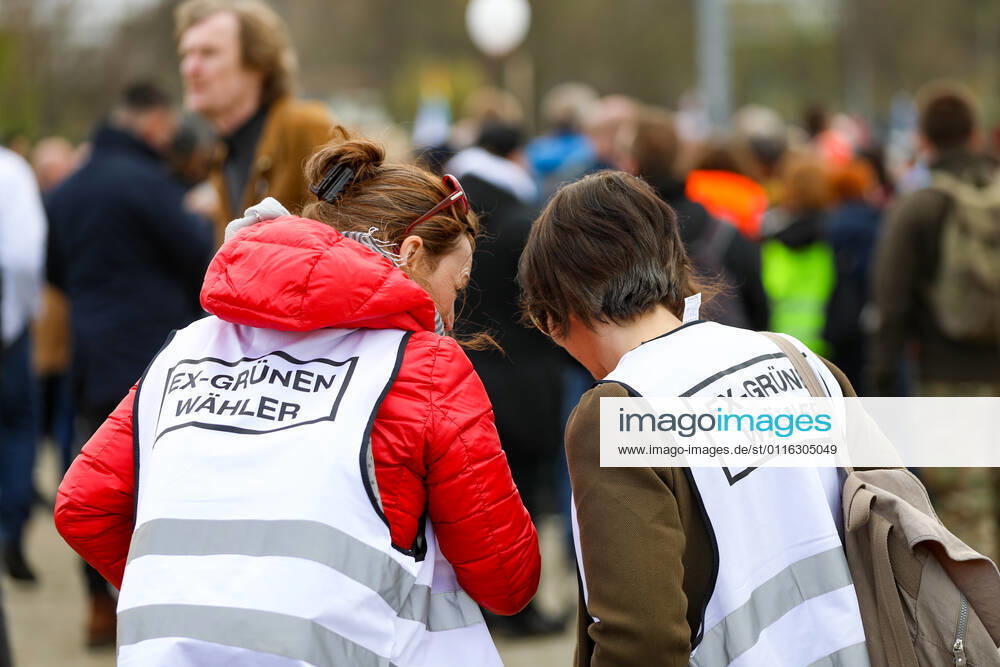 Demonstration gegen Corona Auflagen in Stuttgart 03.04.2021 Stuttgart Teilnehmer bei einer Kundgebung gegen die Corona Auflagen auf dem Cannstatter Wasen in Stuttgart. Teilnehmer tragen Westen mit der Aufschrift EX-GRÜNE WÄHLER. Kassel Hessen Deutschland