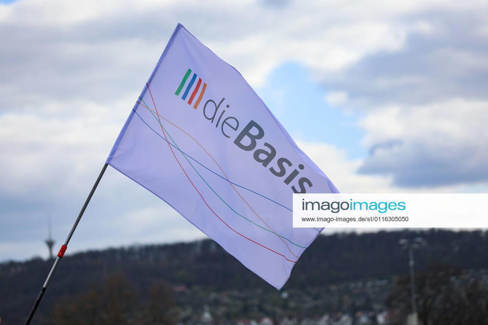 Demonstration gegen Corona Auflagen in Stuttgart 03.04.2021 Stuttgart Teilnehmer bei einer Kundgebung gegen die Corona Auflagen auf dem Cannstatter Wasen in Stuttgart. Teilnehmer schwenken eine Fahne der Partei DIE BASIS. Kassel Hessen Deutschland