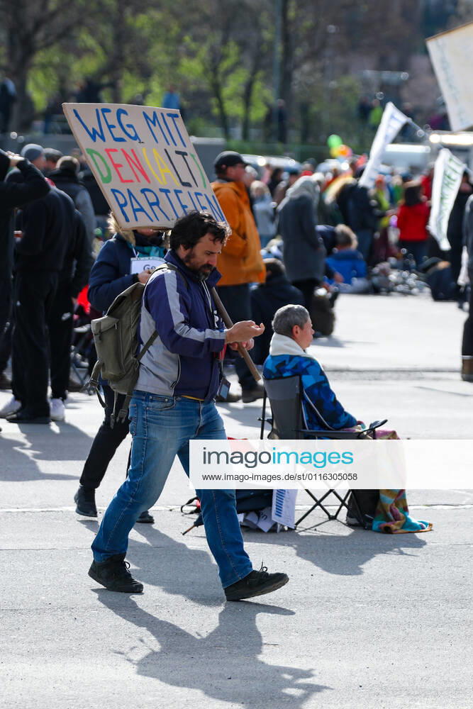Demonstration gegen Corona Auflagen in Stuttgart 03.04.2021 Stuttgart Teilnehmer bei einer Kundgebung gegen die Corona Auflagen auf dem Cannstatter Wasen in Stuttgart. Kassel Hessen Deutschland