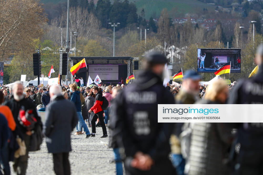 Demonstration gegen Corona Auflagen in Stuttgart 03.04.2021 Stuttgart Teilnehmer bei einer Kundgebung gegen die Corona Auflagen auf dem Cannstatter Wasen in Stuttgart. Polizisten beobachten die Szene. Kassel Hessen Deutschland