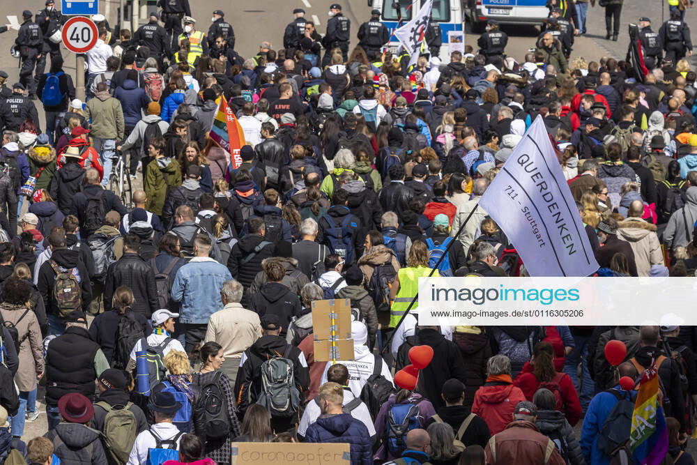Querdenker und andere Gegner der Pandemie-Einschränkungen haben in Stuttgart ohne Abstand und weitgehend ohne Schutzmaske demonstriert. Mindestens vier Demos mit 2500 Teilnehmern waren angemeldet, gekommen waren aber weit mehr. Hier der Zug der Demonstranten durch die Innenstadt über die B10 B14 zum offiziellen Versammlungsort, dem Cannstatter Wasen. 03.04.2021: Europa, DEU, Deutschland, Baden-Württemberg, Stuttgart.