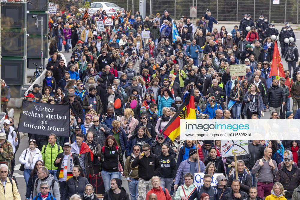 Querdenker und andere Gegner der Pandemie-Einschränkungen haben in Stuttgart ohne Abstand und weitgehend ohne Schutzmaske demonstriert. Mindestens vier Demos mit 2500 Teilnehmern waren angemeldet, gekommen waren aber weit mehr. Hier der Zug der Demonstranten durch die Innenstadt über die B10 B14 zum offiziellen Versammlungsort, dem Cannstatter Wasen. 03.04.2021: Europa, DEU, Deutschland, Baden-Württemberg, Stuttgart.