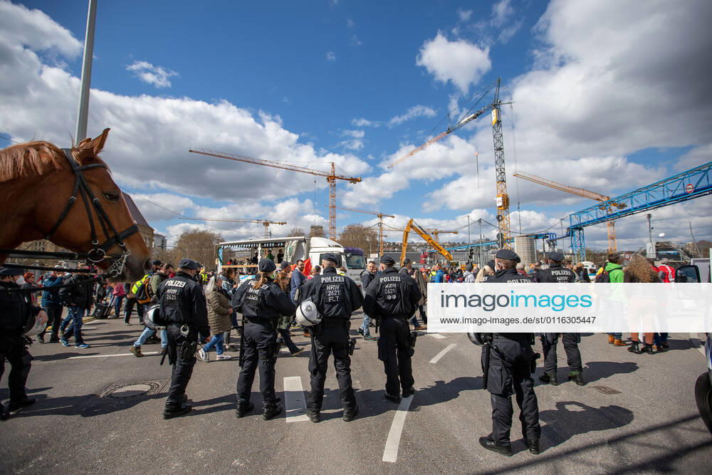 Stuttgart Querdenken 711: Demo auf Cannstatter Wasen, Stuttgart, 03.04.2021, Querdenken 711: Demo auf Cannstatter Wasen, Stuttgart, Demonstrante mit Plakate, 03.04.2021,