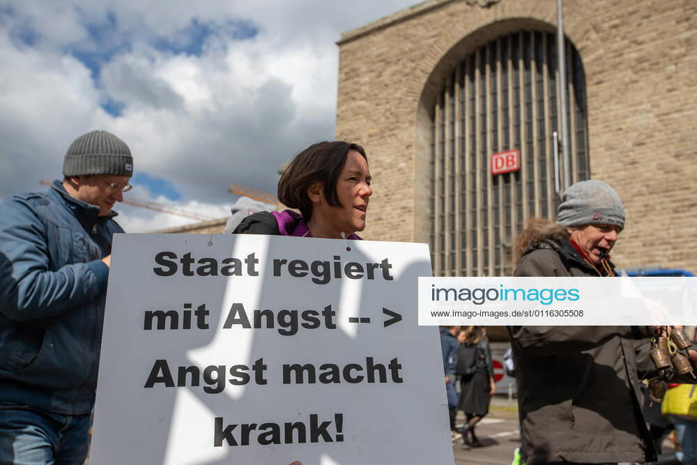 Stuttgart Querdenken 711: Demo auf Cannstatter Wasen, Stuttgart, 03.04.2021, Querdenken 711: Demo auf Cannstatter Wasen, Stuttgart, Demonstrante mit Plakate, Staat regiert mit Angst, Angst macht Krank, 03.04.2021,