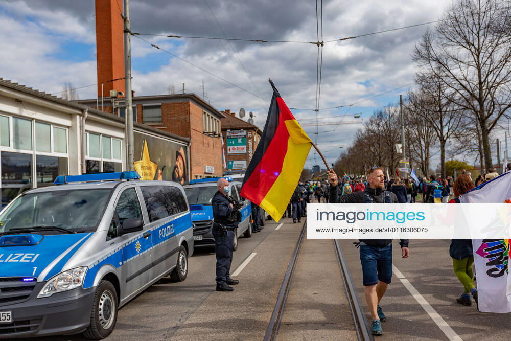 Stuttgart Querdenken 711: Demo auf Cannstatter Wasen, Stuttgart, 03.04.2021, Querdenken 711: Demo auf Cannstatter Wasen, Stuttgart, Polizei in der Mercedesstrasse, Demonstrante mit Plakate, 03.04.2021,