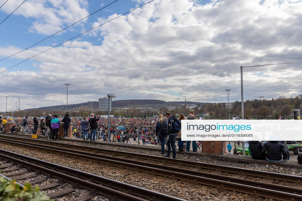 Stuttgart Querdenken 711: Demo auf Cannstatter Wasen, Stuttgart, 03.04.2021, Querdenken 711: Demo auf Cannstatter Wasen, Stuttgart, Demonstrante auf dem Wasen, 03.04.2021,