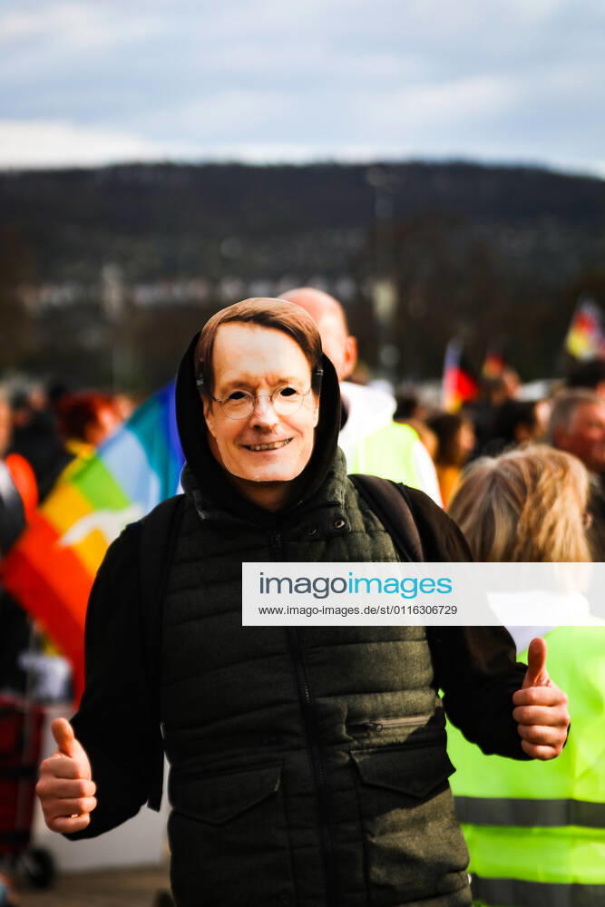 Demonstration gegen Corona Auflagen in Stuttgart 03.04.2021 Stuttgart Teilnehmer bei einer Kundgebung gegen die Corona Auflagen auf dem Cannstatter Wasen in Stuttgart. Ein Teilnehmer trägt eine Maske mit dem Konterfei von Karl Lauterbach. Kassel Hessen Deutschland