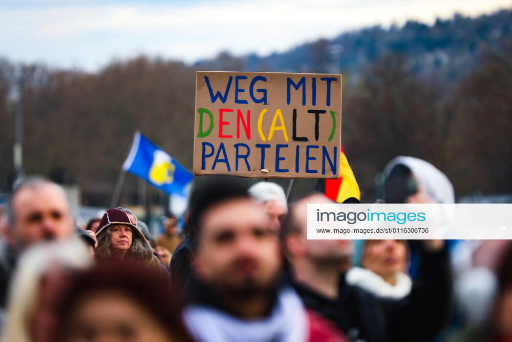Demonstration gegen Corona Auflagen in Stuttgart 03.04.2021 Stuttgart Teilnehmer bei einer Kundgebung gegen die Corona Auflagen auf dem Cannstatter Wasen in Stuttgart. Auf dem Schild steht: WEG MIT DEN (ALT) PARTEIEN. Kassel Hessen Deutschland