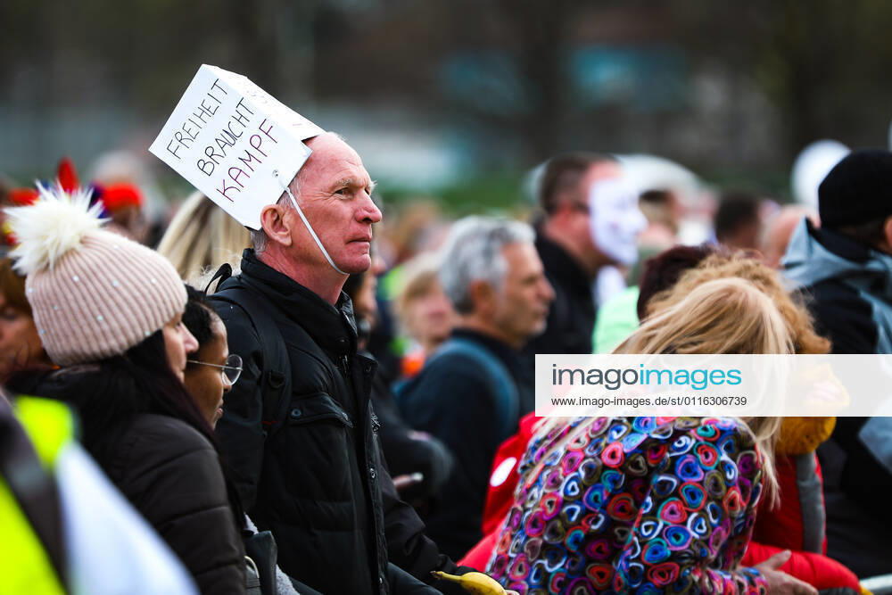 Demonstration gegen Corona Auflagen in Stuttgart 03.04.2021 Stuttgart Teilnehmer bei einer Kundgebung gegen die Corona Auflagen auf dem Cannstatter Wasen in Stuttgart. Auf der Kopfbedeckung steht: FREIHEIT BRAUCHT KAMPF Kassel Hessen Deutschland