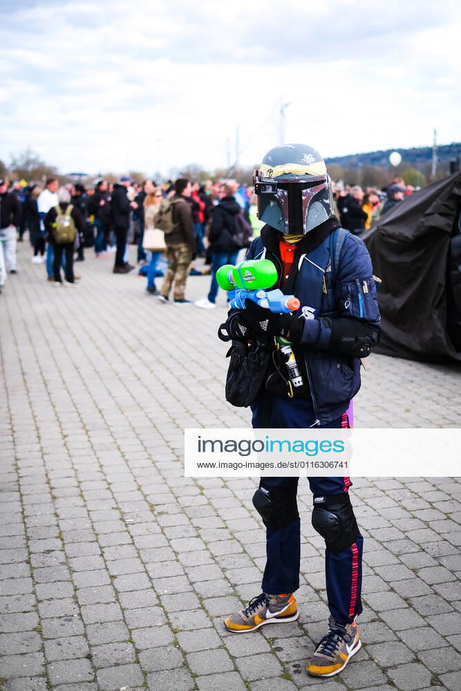 Demonstration gegen Corona Auflagen in Stuttgart 03.04.2021 Stuttgart Teilnehmer bei einer Kundgebung gegen die Corona Auflagen auf dem Cannstatter Wasen in Stuttgart. Ein Teilnehmer mit futuristischen Kampfanzug. Kassel Hessen Deutschland