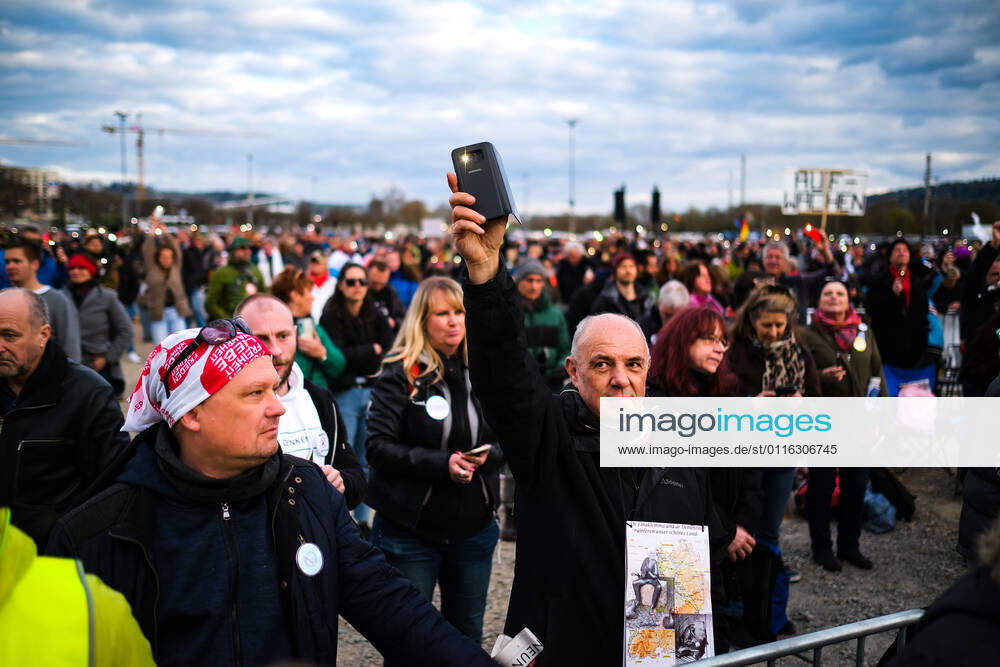 Demonstration gegen Corona Auflagen in Stuttgart 03.04.2021 Stuttgart Teilnehmer bei einer Kundgebung gegen die Corona Auflagen auf dem Cannstatter Wasen in Stuttgart. Kassel Hessen Deutschland