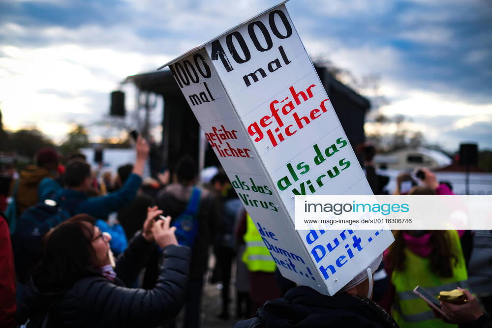 Demonstration gegen Corona Auflagen in Stuttgart 03.04.2021 Stuttgart Teilnehmer bei einer Kundgebung gegen die Corona Auflagen auf dem Cannstatter Wasen in Stuttgart. Kassel Hessen Deutschland