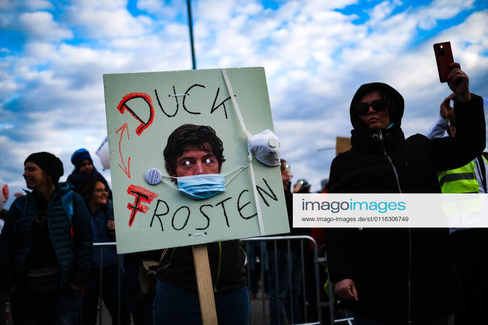 Demonstration gegen Corona Auflagen in Stuttgart 03.04.2021 Stuttgart Teilnehmer bei einer Kundgebung gegen die Corona Auflagen auf dem Cannstatter Wasen in Stuttgart. Auf dem Schild steht: DUCK FROSTEN. Kassel Hessen Deutschland