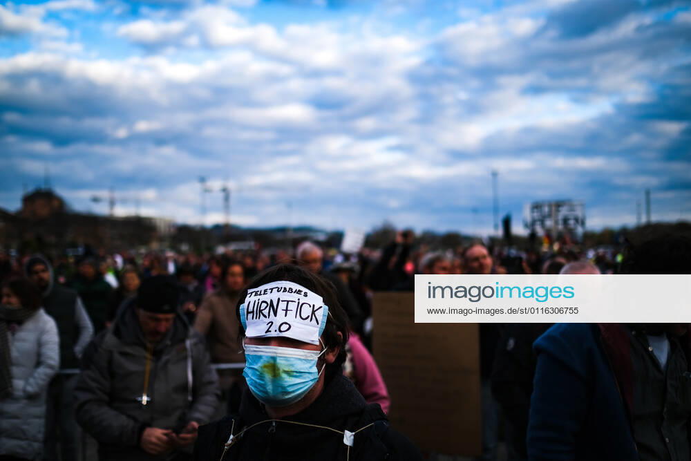 Demonstration gegen Corona Auflagen in Stuttgart 03.04.2021 Stuttgart Teilnehmer bei einer Kundgebung gegen die Corona Auflagen auf dem Cannstatter Wasen in Stuttgart. Auf der Maske steht: HIRNFICK 2.0 Kassel Hessen Deutschland