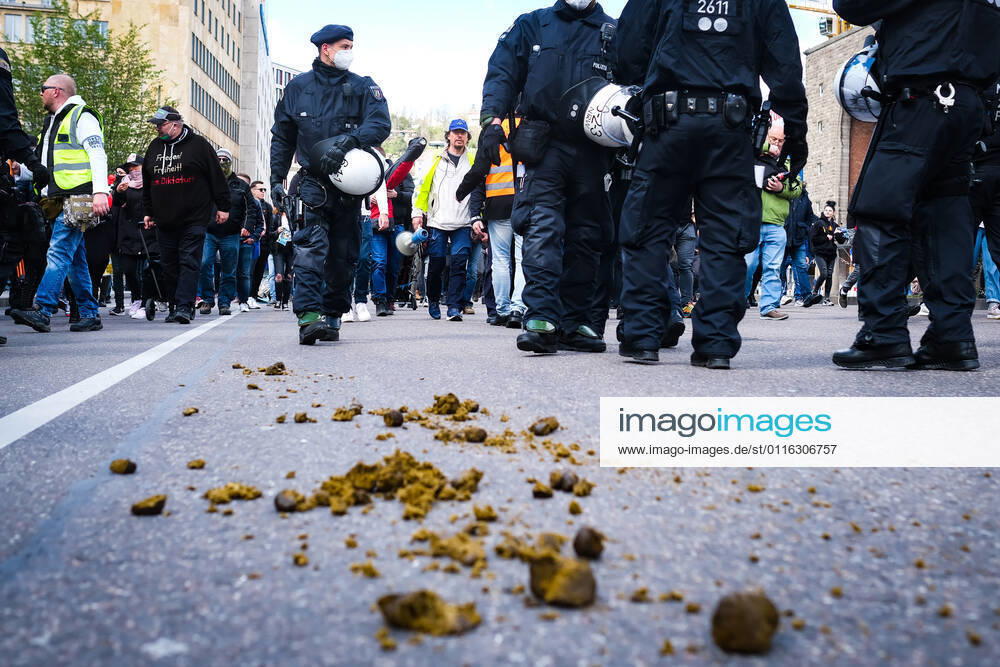 Demonstration gegen Corona Auflagen in Stuttgart 03.04.2021 Stuttgart Teilnehmer bei einer Kundgebung gegen die Corona Auflagen vor dem Hauptbahnhof in der Stuttgarter Innenstadt. Kassel Hessen Deutschland