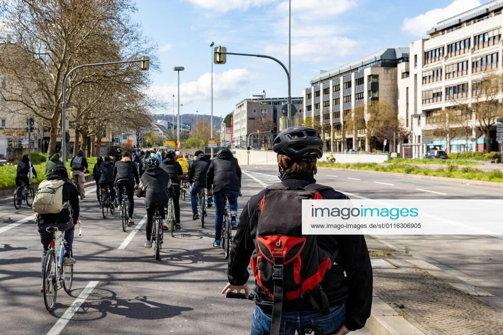 Demonstration von Querdenken 711 in Stuttgart 03.04.2021 Unter dem Motto: Das Jahr der Freiheit - Grundrechte sind nicht verhandelbar. demonstrieren Anhänger der Querdenken-Bewegung in Stuttgart. Gegendemonstranten versuchen auf Fahrrädern und zu Fuß die Demonstrationen zu blockieren.