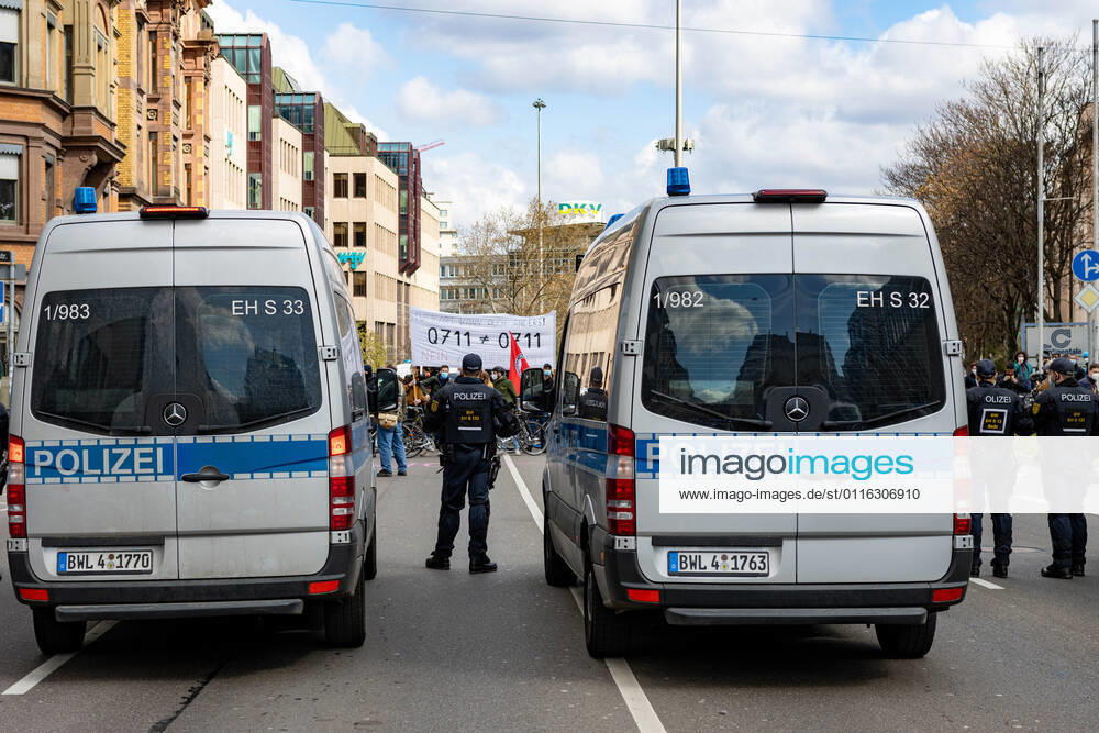 Demonstration von Querdenken 711 in Stuttgart 03.04.2021 Unter dem Motto: Das Jahr der Freiheit - Grundrechte sind nicht verhandelbar. demonstrieren Anhänger der Querdenken-Bewegung in Stuttgart. Gegendemonstranten versuchen auf Fahrrädern und zu Fuß die Demonstrationen zu blockieren.