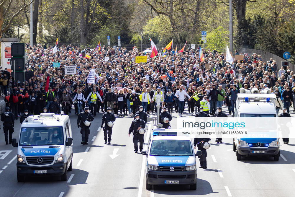 Demonstration von Querdenken 711 in Stuttgart 03.04.2021 Unter dem Motto: Das Jahr der Freiheit - Grundrechte sind nicht verhandelbar. demonstrieren Anhänger der Querdenken-Bewegung in Stuttgart. Gegendemonstranten versuchen auf Fahrrädern und zu Fuß die Demonstrationen zu blockieren.