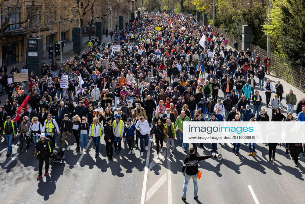 Demonstration von Querdenken 711 in Stuttgart 03.04.2021 Unter dem Motto: Das Jahr der Freiheit - Grundrechte sind nicht verhandelbar. demonstrieren Anhänger der Querdenken-Bewegung in Stuttgart. Gegendemonstranten versuchen auf Fahrrädern und zu Fuß die Demonstrationen zu blockieren.