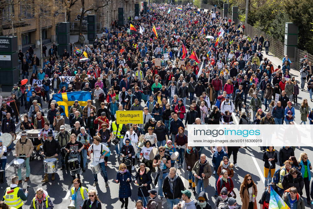 Demonstration von Querdenken 711 in Stuttgart 03.04.2021 Unter dem Motto: Das Jahr der Freiheit - Grundrechte sind nicht verhandelbar. demonstrieren Anhänger der Querdenken-Bewegung in Stuttgart. Gegendemonstranten versuchen auf Fahrrädern und zu Fuß die Demonstrationen zu blockieren.