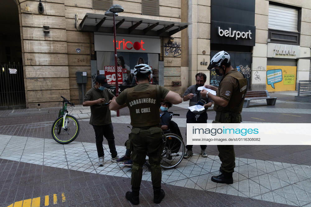 Police supervise a family in the center of Santiago, in the middle of the total quarantine decreed for the Metropolitan Region, Chile. Santiago Chile - ZUMAb332 20210403_zip_b332_016