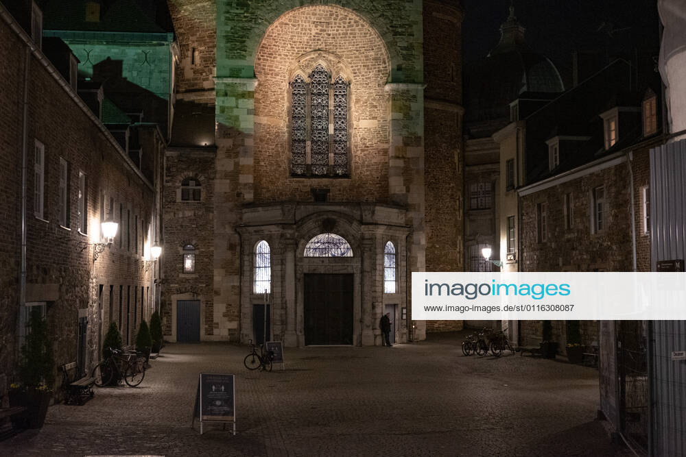 Like an abandoned city. Aachen on Easter vigil between 10 p.m. and 11 p.m. A liturgy for Easter vigil takes place in Aachen Cathedral. In Aachen on April 3, 2021. GERMANY - AACHEN - EASTER Easter 2021 Covid Pandemic