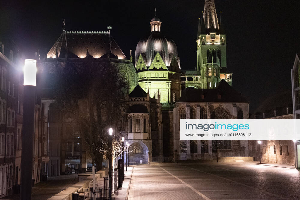 Like an abandoned city at the most central point of the city, the Katschhof. Aachen on Easter vigil between 10 p.m. and 11 p.m. A liturgy for Easter vigil takes place in Aachen Cathedral. In Aachen on April 3, 2021. GERMANY - AACHEN - EASTER Easter 2021 Covid Pandemic