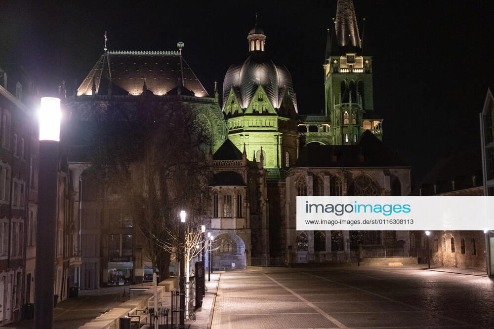 Like an abandoned city at the most central point of the city, the Katschhof. Aachen on Easter vigil between 10 p.m. and 11 p.m. A liturgy for Easter vigil takes place in Aachen Cathedral. In Aachen on April 3, 2021. GERMANY - AACHEN - EASTER Easter 2021 Covid Pandemic