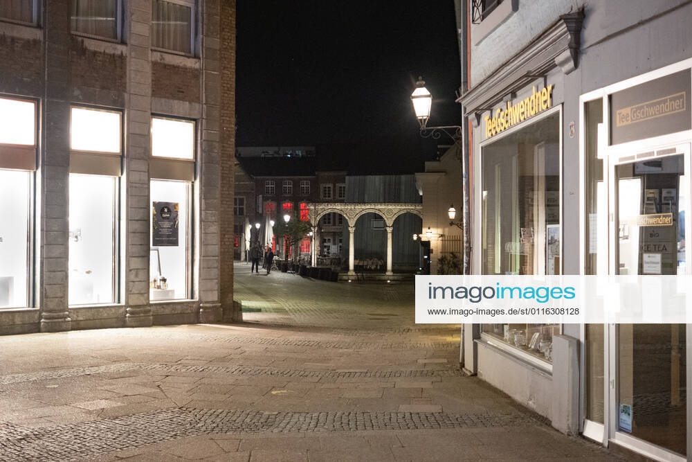 Like an abandoned city. Aachen on Easter vigil between 10 p.m. and 11 p.m. View of the deserted Kraemerstrasse. In Aachen on April 3, 2021. GERMANY - AACHEN - EASTER Easter 2021 Covid Pandemic