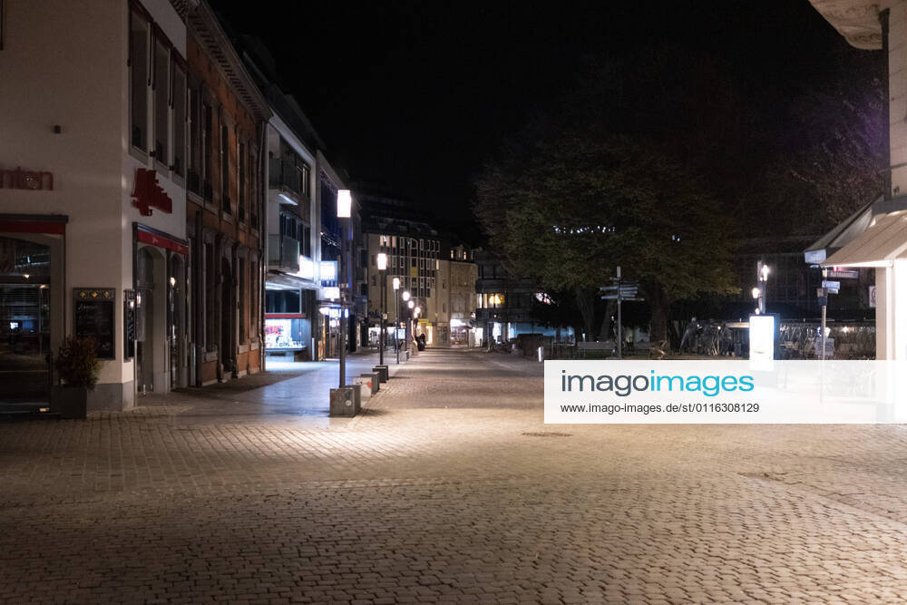 Like an abandoned city. Aachen on Easter vigil between 10 p.m. and 11 p.m. View of the deserted pedestrian zone Muensterplatz. In Aachen on April 3, 2021. GERMANY - AACHEN - EASTER Easter 2021 Covid Pandemic