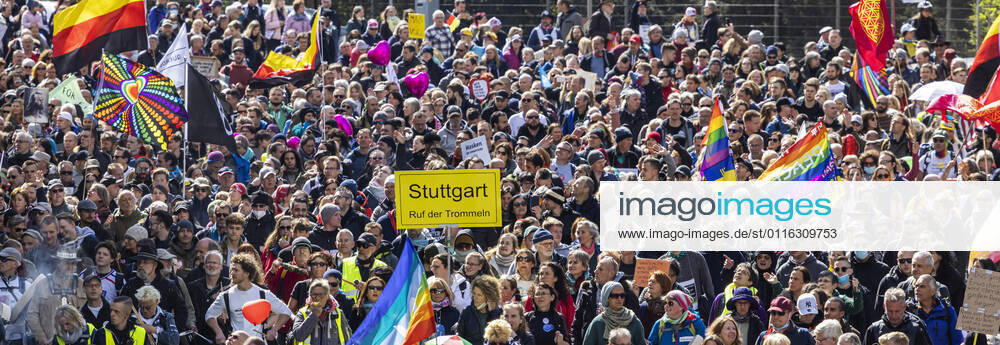 Querdenker und andere Gegner der Pandemie-Einschränkungen haben in Stuttgart ohne Abstand und meist ohne Schutzmaske demonstriert. Mindestens vier Demos mit 2500 Teilnehmern waren angemeldet, gekommen waren aber weit mehr. Hier der Zug der Demonstranten durch die Innenstadt über die B10 B14 zum offiziellen Versammlungsort, dem Cannstatter Wasen. 03.04.2021: Europa, DEU, Deutschland, Baden-Württemberg, Stuttgart.