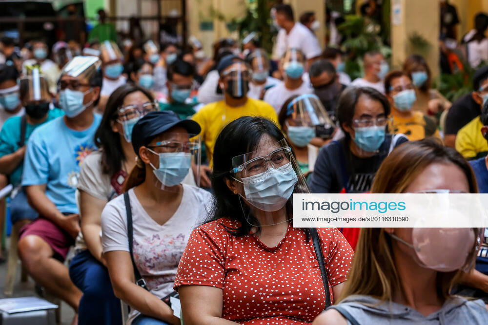 (210404) -- MANILA, April 4, 2021 -- Residents wait to be inoculated with CoronaVac COVID-19 vaccines, made by Sinovac Biotech, at a vaccination site in Manila, the Philippines on April 4, 2021. The Philippines Department of Health (DOH) reported 11,028 new COVID-19 infections on Sunday, bringing the total number of confirmed cases in the Southeast Asian country to 795,051. The death toll climbed to 13,425 after two more patients died from the viral disease, the DOH said. ) PHILIPPINES-MANILA-COVID-19-VACCINATION RouellexUmali