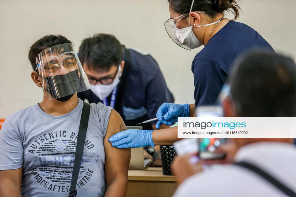 (210404) -- MANILA, April 4, 2021 -- A resident is inoculated with a dose of CoronaVac COVID-19 vaccine, made by Sinovac Biotech, at a vaccination site in Manila, the Philippines on April 4, 2021. The Philippines Department of Health (DOH) reported 11,028 new COVID-19 infections on Sunday, bringing the total number of confirmed cases in the Southeast Asian country to 795,051. The death toll climbed to 13,425 after two more patients died from the viral disease, the DOH said. ) PHILIPPINES-MANILA-COVID-19-VACCINATION RouellexUmali