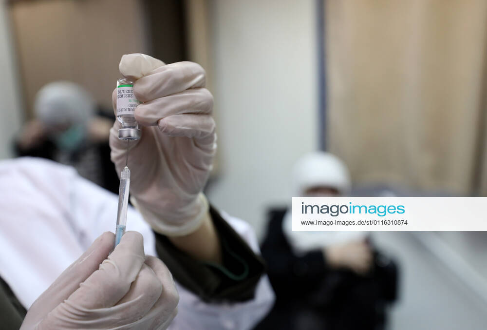 (210404) -- NABLUS, April 4, 2021 -- A health worker prepares a dose of Sinopharm COVID-19 vaccine during a vaccination campaign in the West Bank city of Nablus, April 4, 2021. China on March 29 handed over a batch of donated Sinopharm COVID-19 vaccines to Palestine to support its nationwide fight against the pandemic. (Photo by Xinhua) MIDEAST-NABLUS-SINOPHARM-COVID-19-VACCINATION AymanxNobani