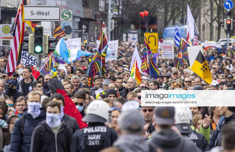 Querdenker und andere Gegner der Pandemie-Einschränkungen haben in Stuttgart ohne Abstand und meist ohne Schutzmaske demonstriert. Mindestens vier Demos mit 2500 Teilnehmern waren angemeldet, gekommen waren aber weit mehr. Hier der Zug der Demonstranten durch die Innenstadt über die B10 B14 zum offiziellen Versammlungsort, dem Cannstatter Wasen. 03.04.2021: Europa, DEU, Deutschland, Baden-Württemberg, Stuttgart.