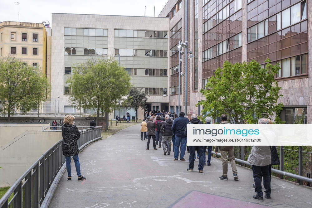 A queue of people is seen at the vaccination point of the Faculty of Geography and History waiting to receive the AstraZeneca vaccine..Queues in Barcelona to get vaccinated against Covid-19 during the Holy Week at the vaccination point of the Faculty of Geography and History. Barcelona Spain - ZUMAs197 20210404_zaa_s197_013