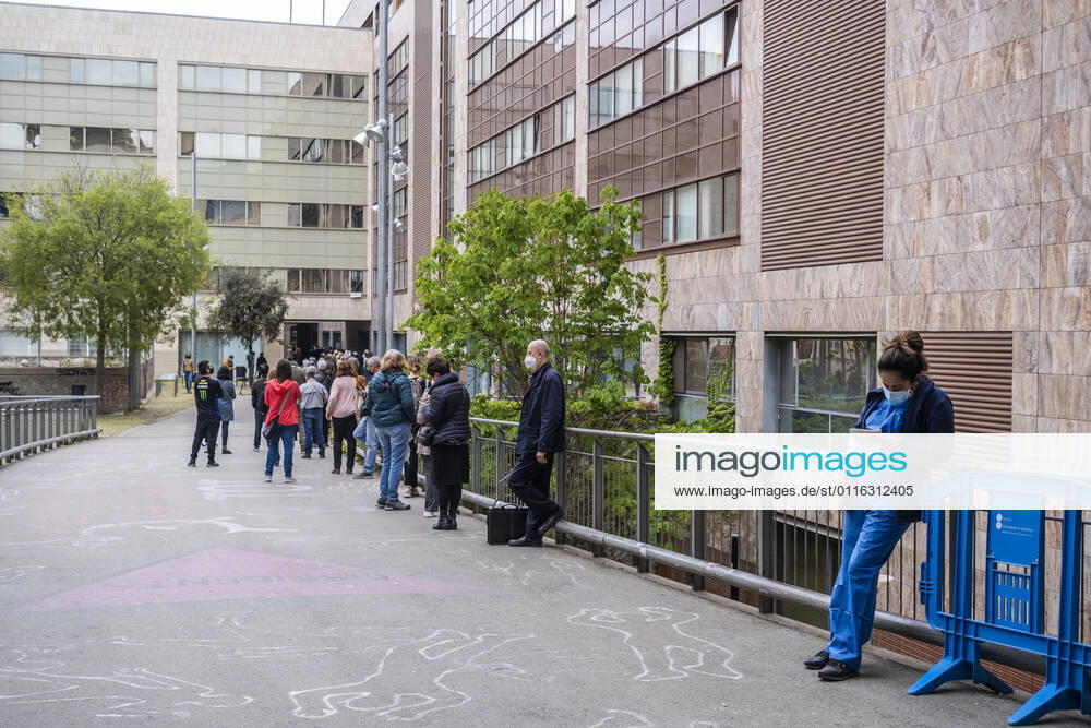 A health worker is seen at the vaccination point of the Faculty of Geography and History receiving the people summoned to receive the AstraZeneca vaccine..Queues in Barcelona to get vaccinated against Covid-19 during the Holy Week at the vaccination point of the Faculty of Geography and History. Barcelona Spain - ZUMAs197 20210404_zaa_s197_016