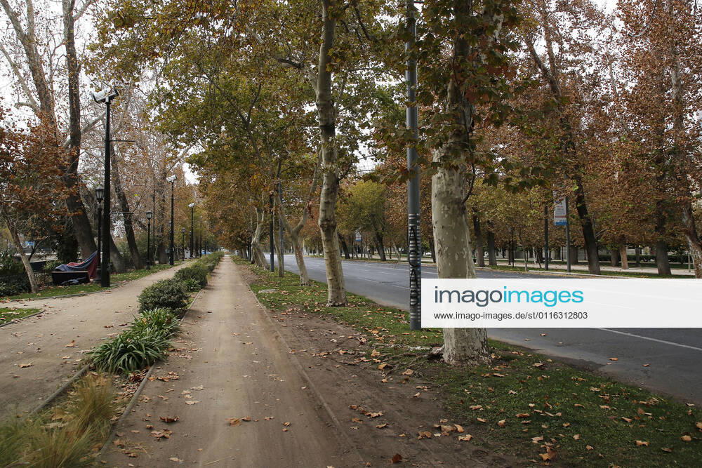 Low activity in streets and parks of the capital during the quarantine by coronavirus This Monday begin the new measures against the pandemic, curfew at 21 hours and restricted travel permits Marcelo Hernandez Atonchile, Santiago Chile Aton 499609